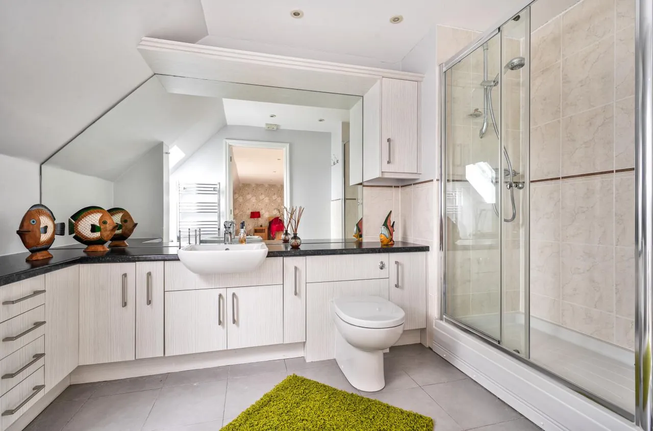Exclusive Gated Residence, Walking Distance to West Malling, photo 12
