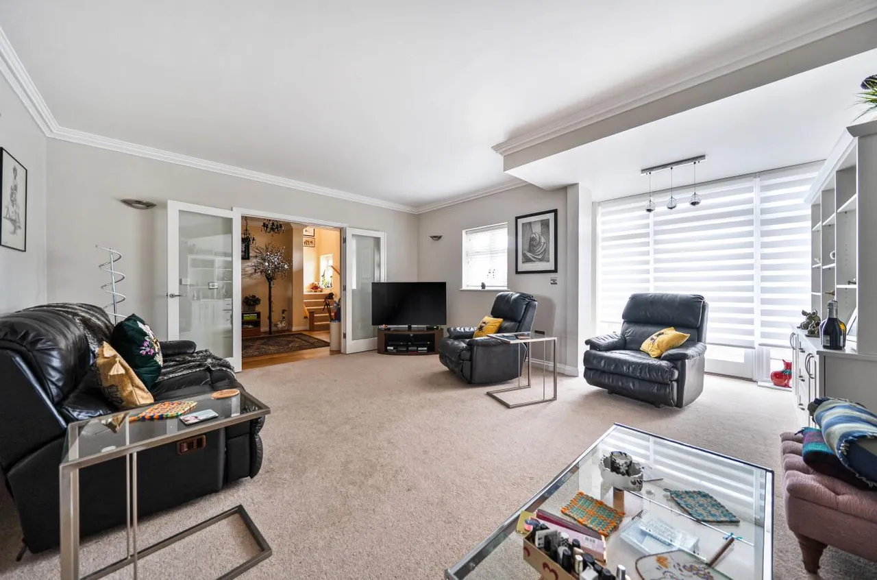 Exclusive Gated Residence, Walking Distance to West Malling, photo 3