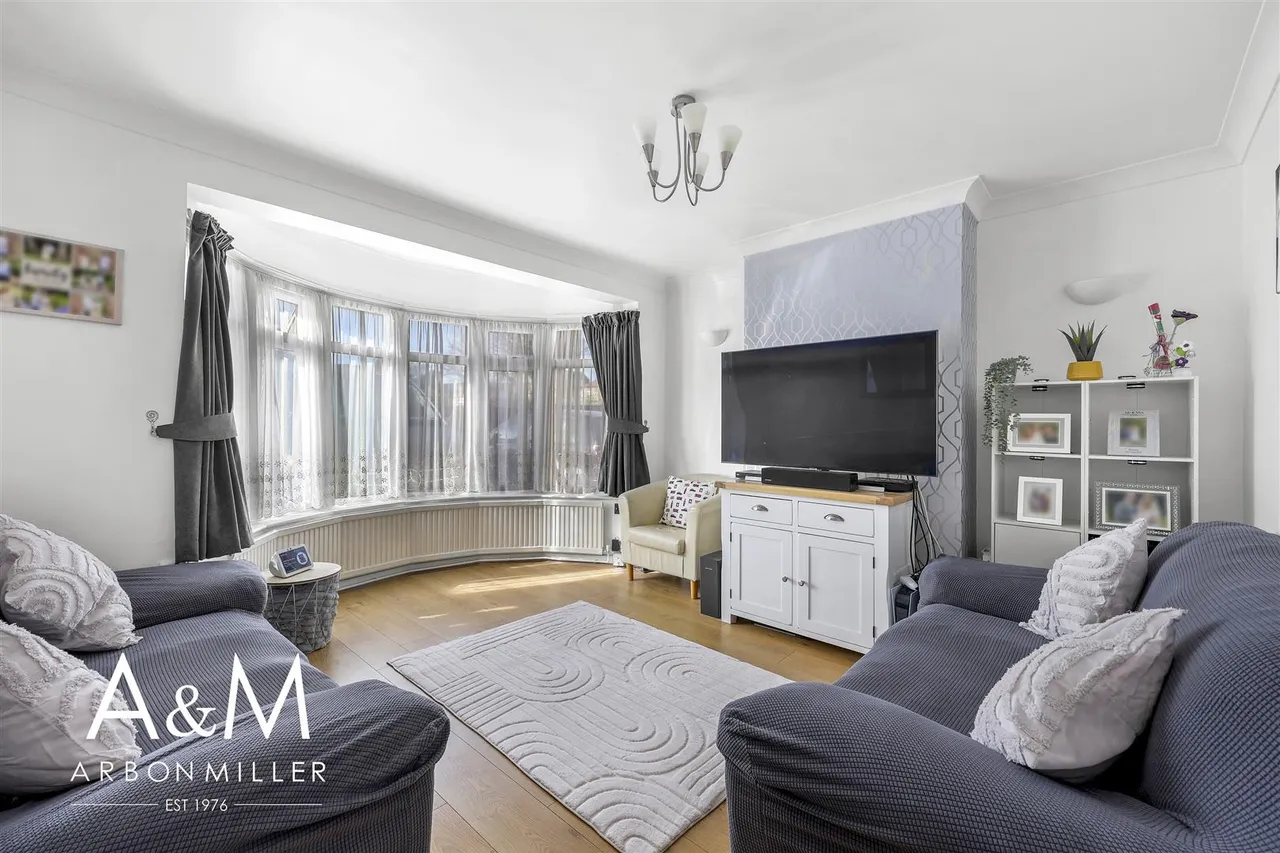 Geariesville Gardens, Barkingside, Essex, Ilford, IG61JH, photo 2