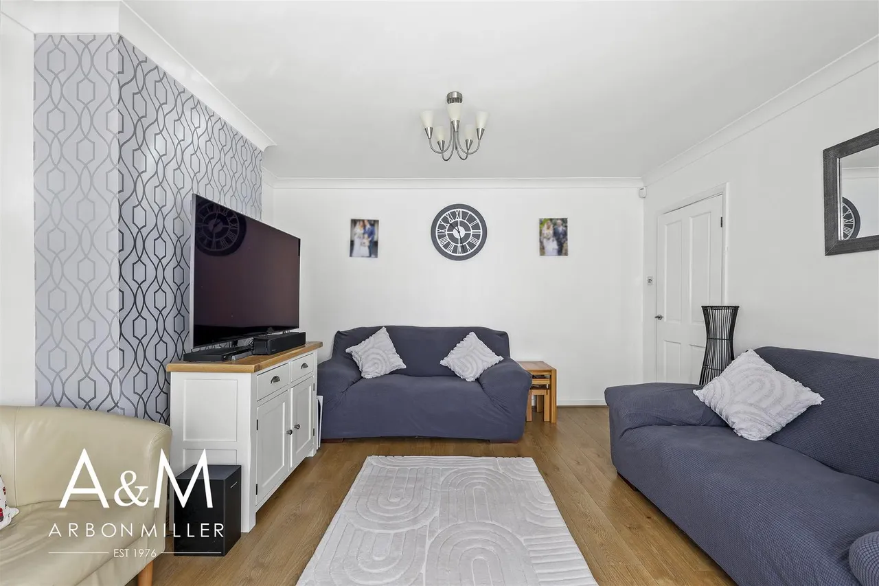 Geariesville Gardens, Barkingside, Essex, Ilford, IG61JH, photo 3