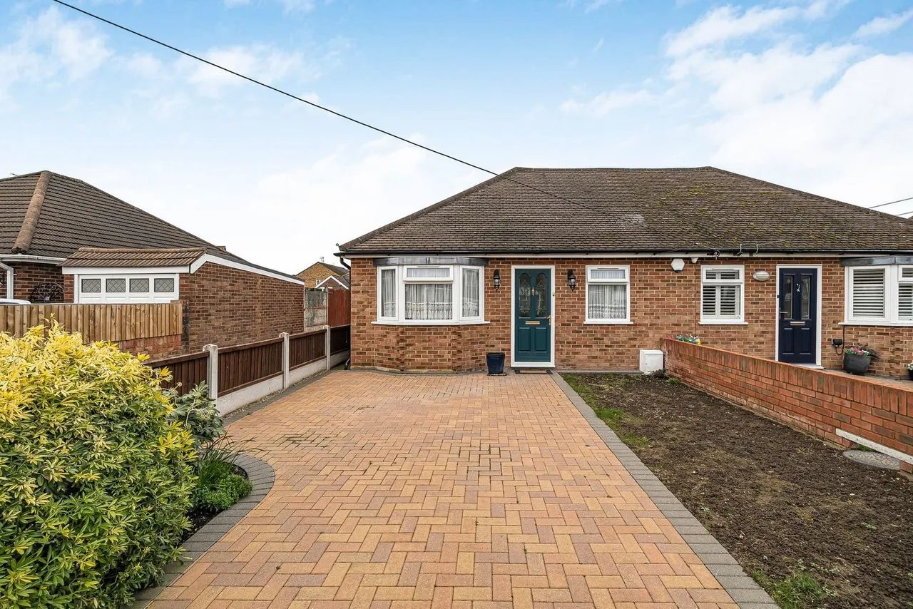 3 bed house for sale, Meadow Road, Ashford, TW15