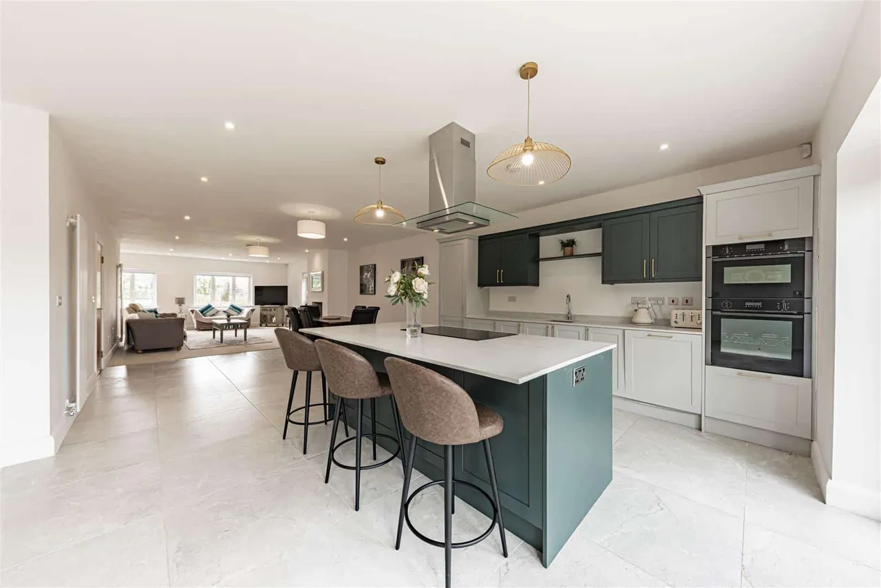 Manston Manor, Manston, Ramsgate, Kent, CT12 5DA, photo 4