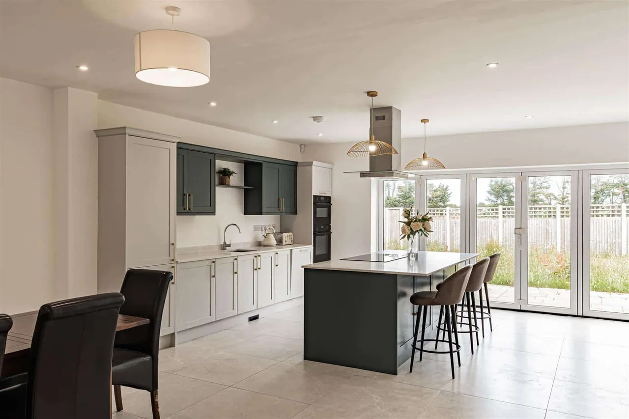 Manston Manor, Manston, Ramsgate, Kent, CT12 5DA, photo 2