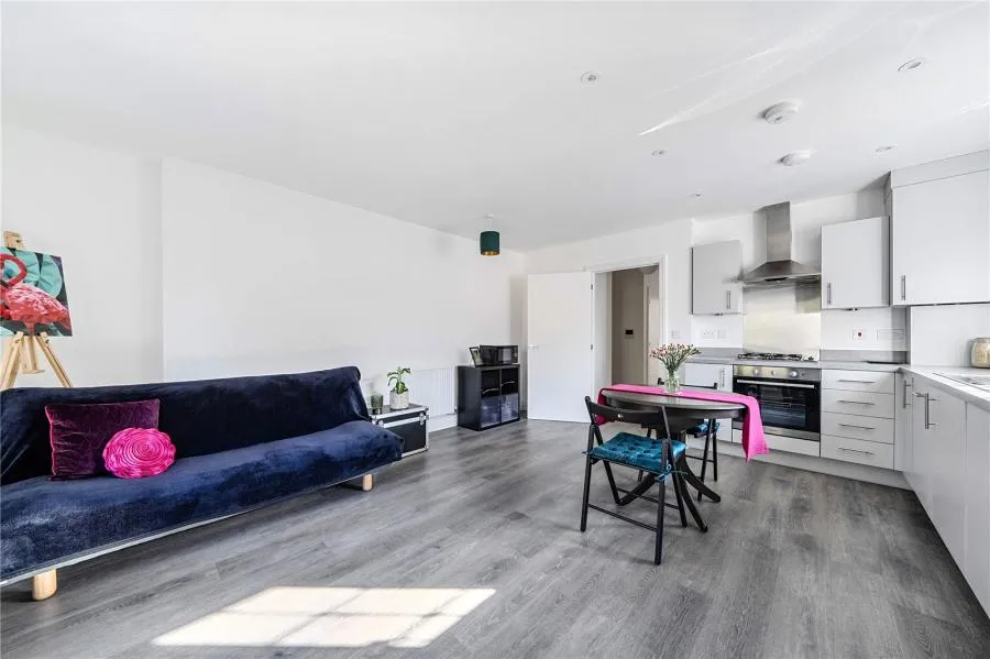 Merrileas Drive, Oxshott, KT22, photo 3