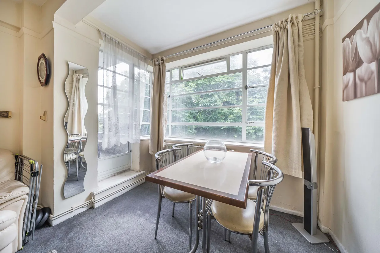 115 Dumbarton Court, Brixton Hill, London, photo 2