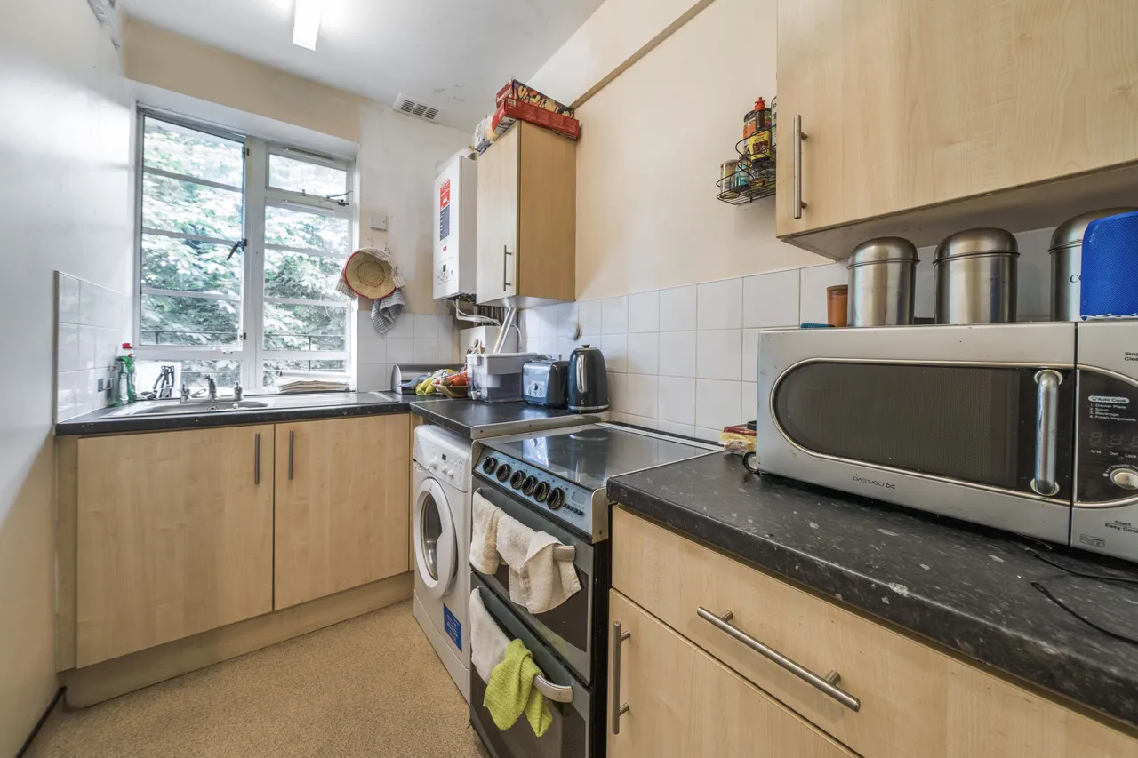 115 Dumbarton Court, Brixton Hill, London, photo 3