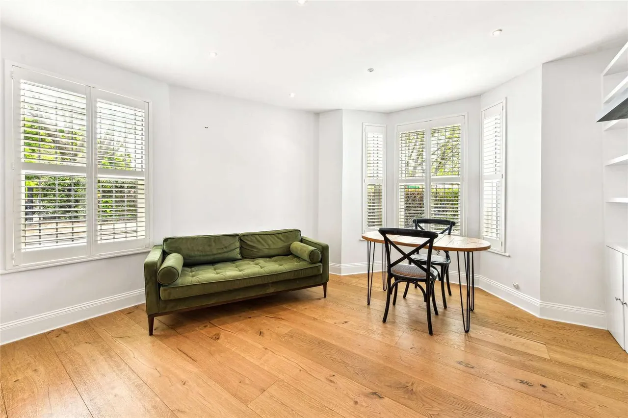2 bed house to rent, Rowena Crescent, London, SW11