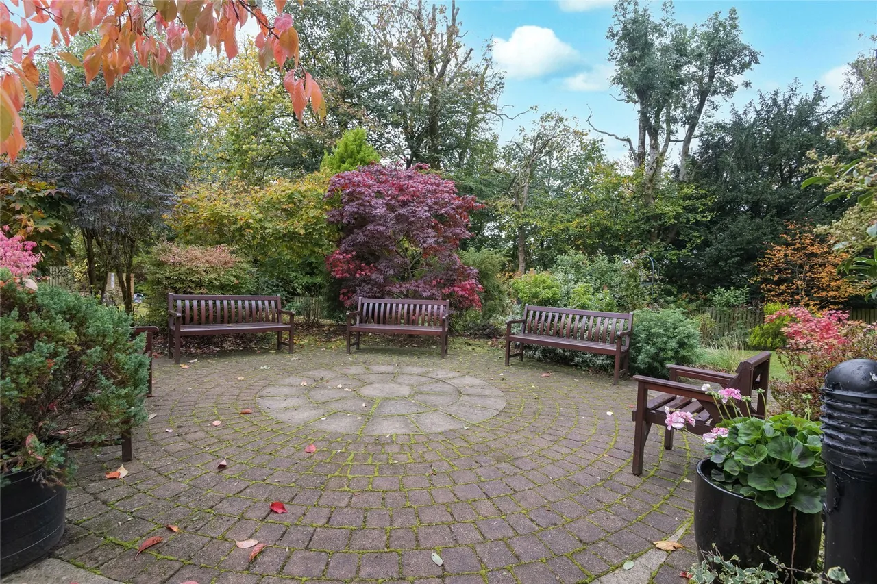 Roxburgh Park, The Village, G74, photo 12
