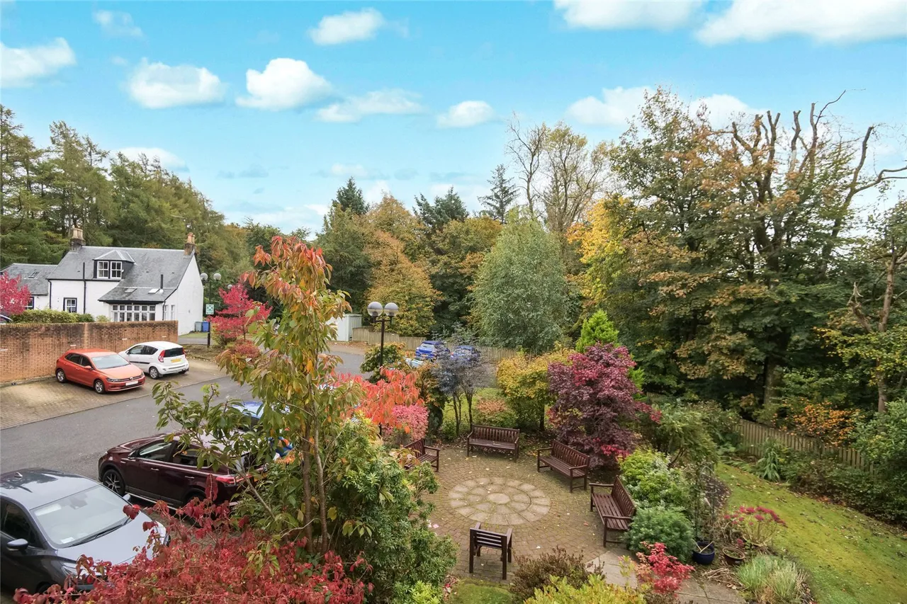 Roxburgh Park, The Village, G74, photo 11