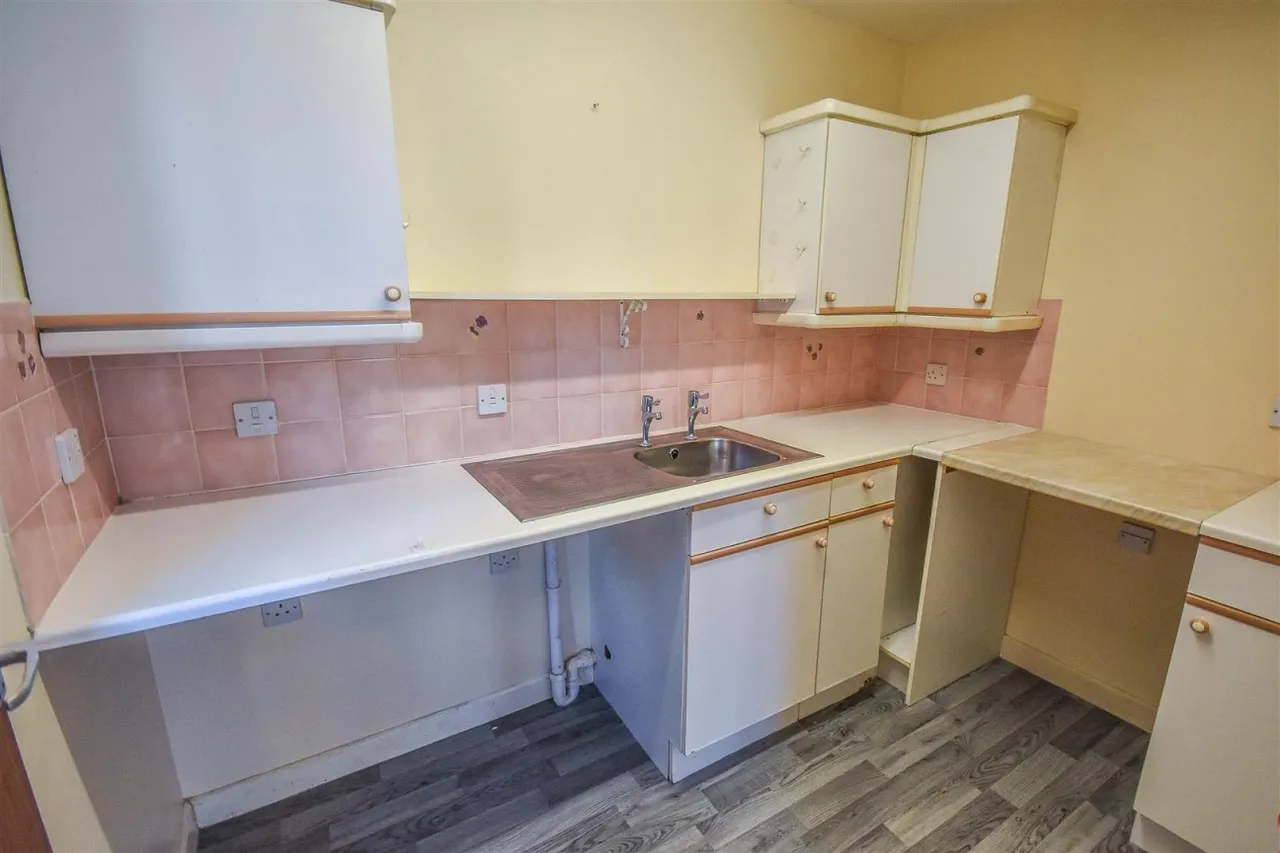 Henlow Drive, Dursley, GL11, photo 3