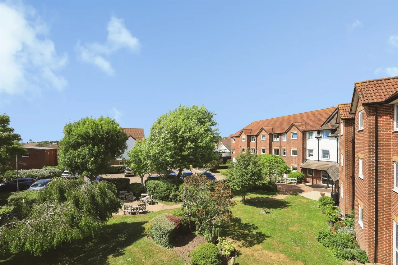 2 bed flat for sale, Bellbanks Road, Hailsham, BN27