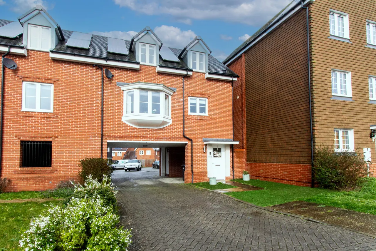 3 bed house for sale — Jubilee Drive, Church Crookham, Fleet, GU52 8BT