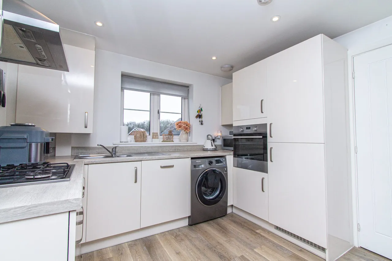 Jubilee Drive, Church Crookham, Fleet, GU52 8BT, photo 3