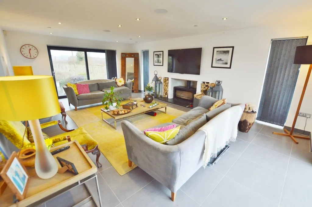 Glebe Road, Lytchett Matravers, Poole, BH16 6EH, photo 2