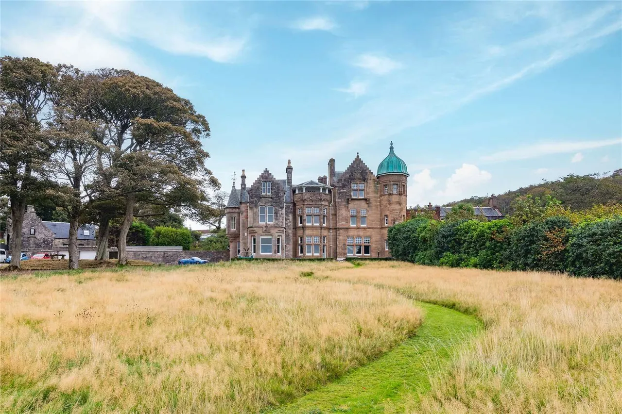 8 bed house for sale — Dunloe House, Wemyss Bay Road, Wemyss Bay, Renfrewshire, PA18 6AD