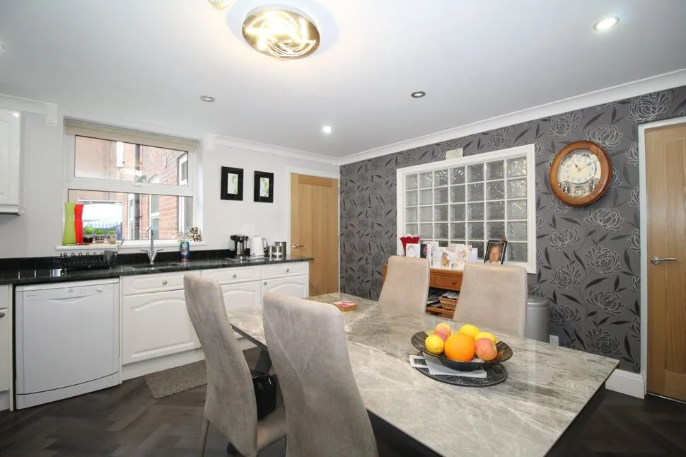 2 bed flat for sale — South Marine Drive, Bridlington, East Yorkshire, YO15