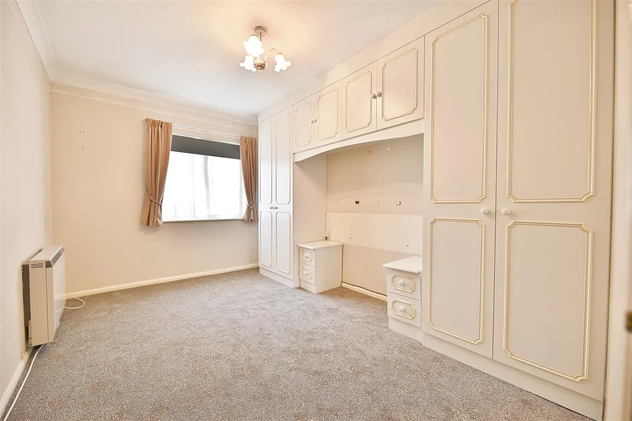 Beehive Lane, Ilford, Essex, IG45EL, photo 3