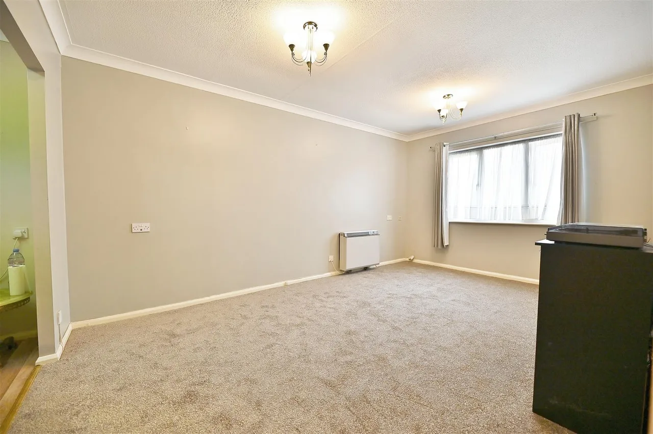 Beehive Lane, Ilford, Essex, IG45EL, photo 2