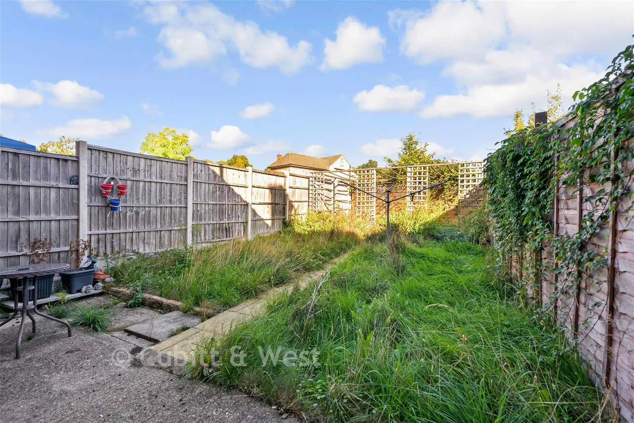 Huddleston Crescent, Merstham, RH1, photo 14