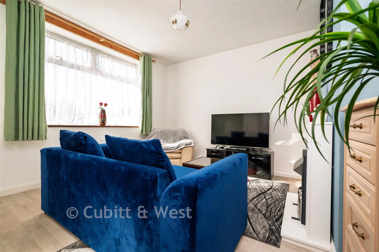 Huddleston Crescent, Merstham, RH1, photo 2