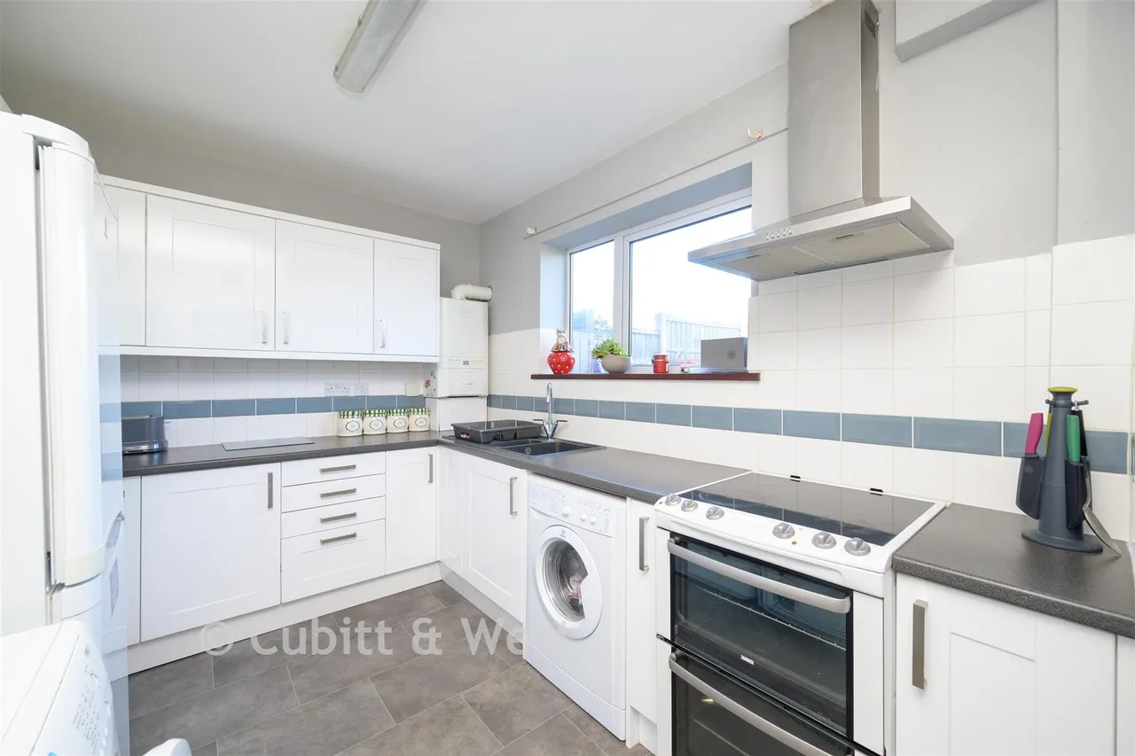 Huddleston Crescent, Merstham, RH1, photo 6