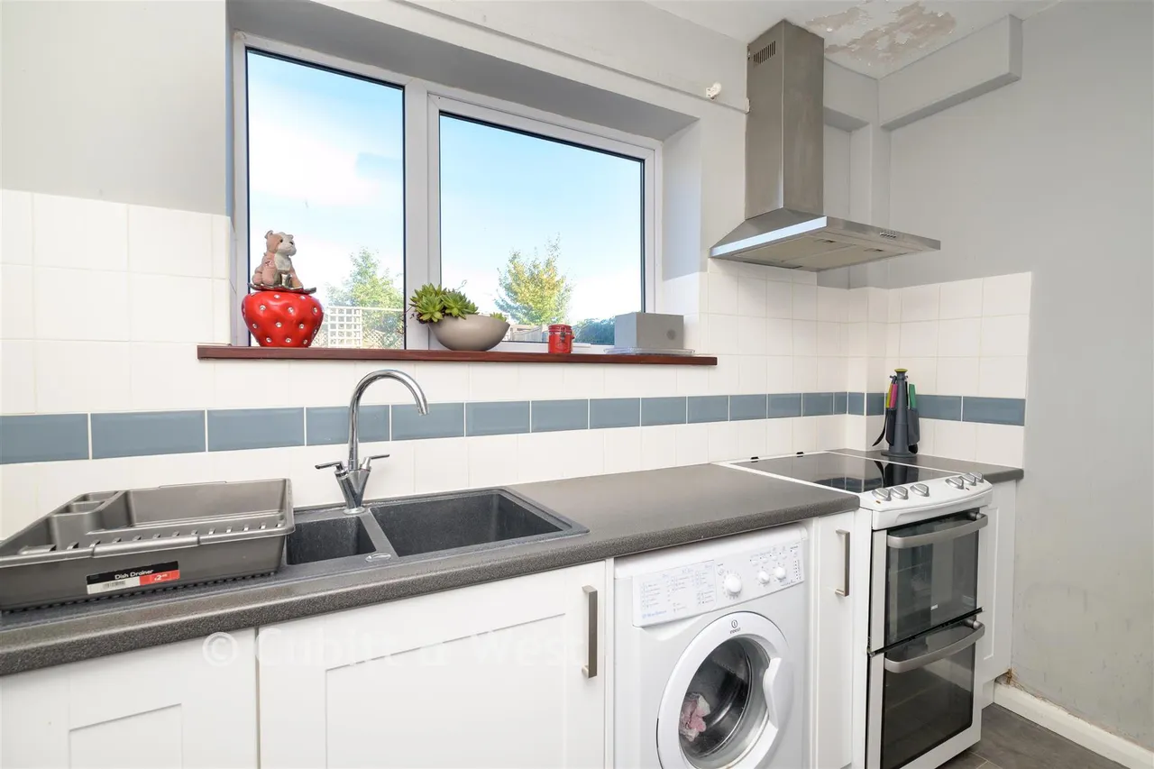 Huddleston Crescent, Merstham, RH1, photo 7