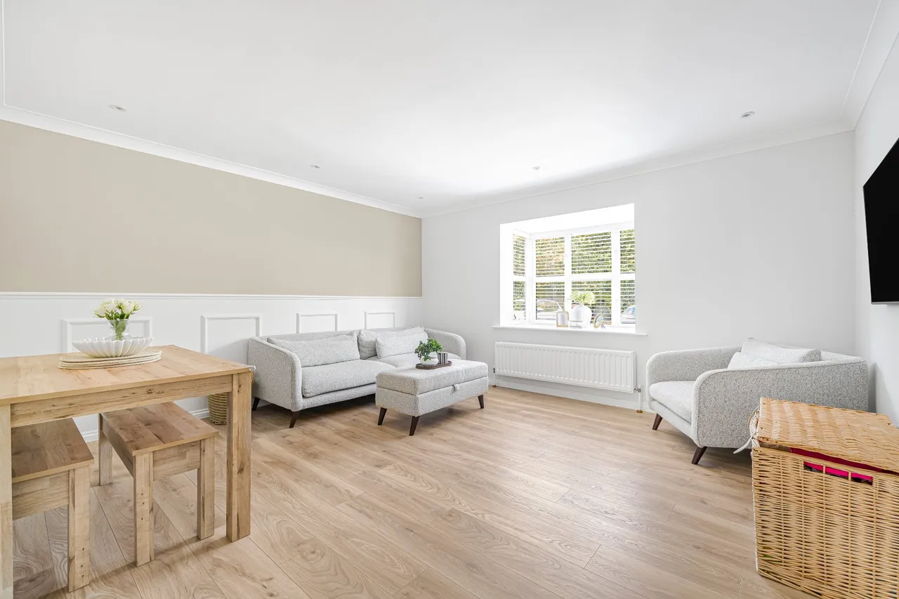 Riverview Gardens, Cobham, KT11, photo 2