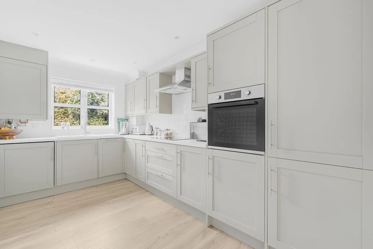 Riverview Gardens, Cobham, KT11, photo 3