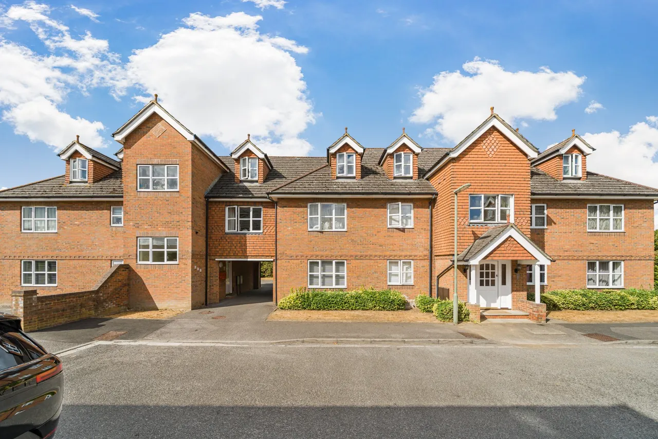 2 bed flat for sale, Riverview Gardens, Cobham, KT11