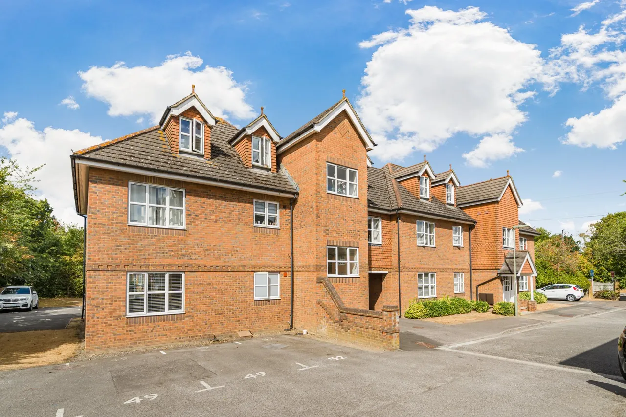 Riverview Gardens, Cobham, KT11, photo 12