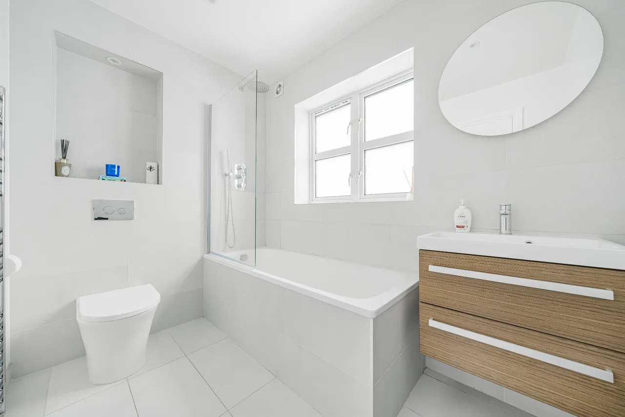 Riverview Gardens, Cobham, KT11, photo 8