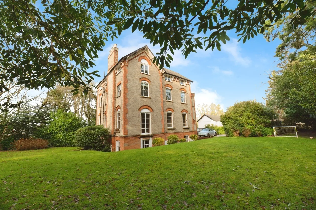 Portsmouth Road, Esher, KT10, photo 2
