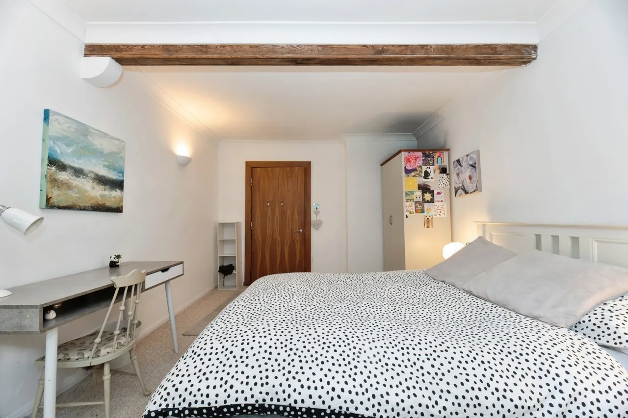 Portsmouth Road, Esher, KT10, photo 5