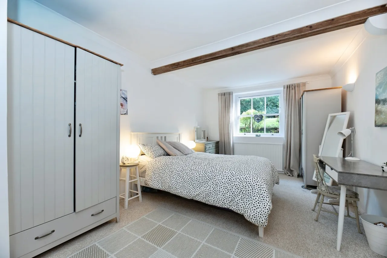 Portsmouth Road, Esher, KT10, photo 7