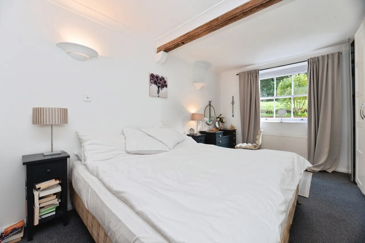 Portsmouth Road, Esher, KT10, photo 6