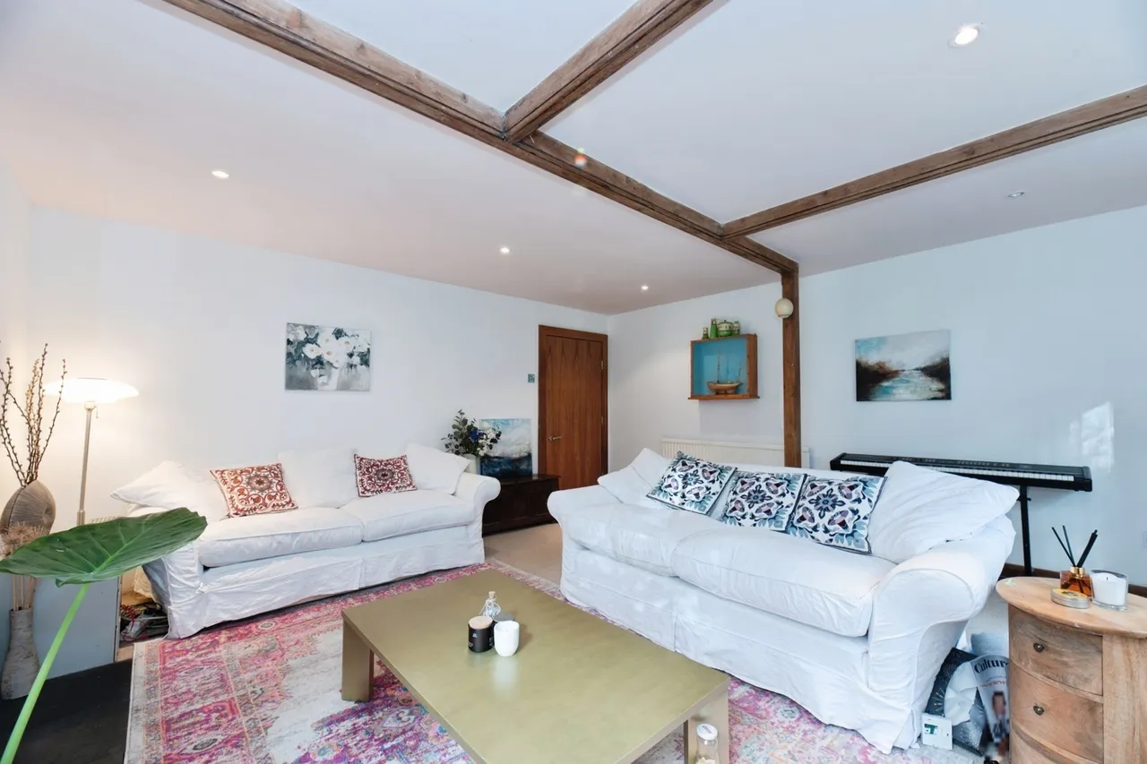 Portsmouth Road, Esher, KT10, photo 11