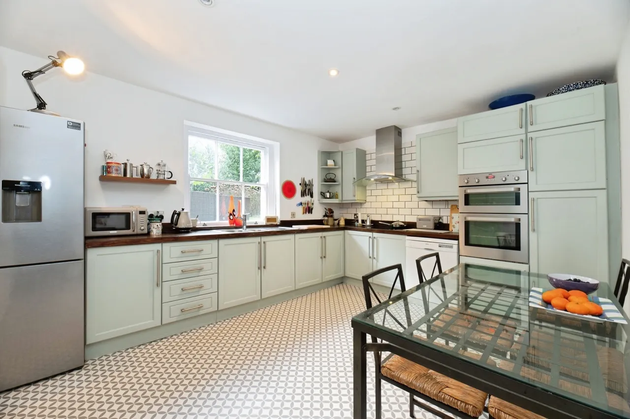 Portsmouth Road, Esher, KT10, photo 3
