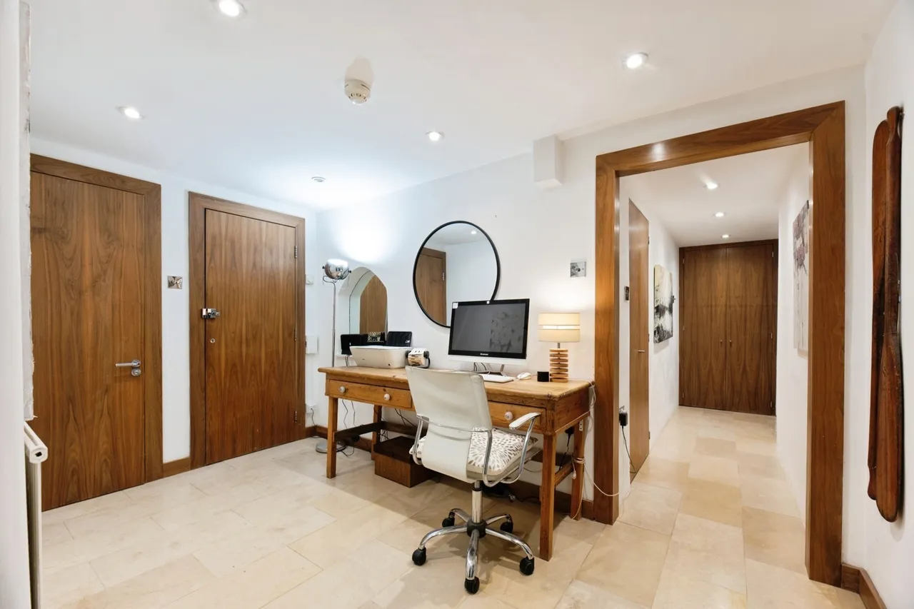 Portsmouth Road, Esher, KT10, photo 10