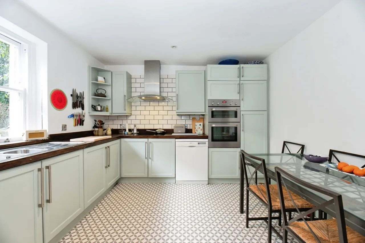 Portsmouth Road, Esher, KT10, photo 9