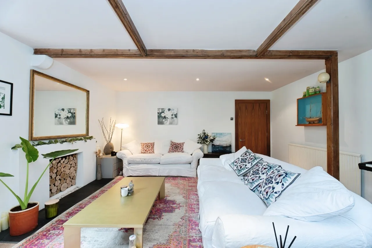 Portsmouth Road, Esher, KT10, photo 4