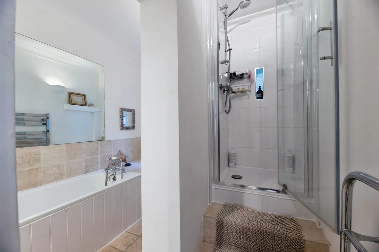 Portsmouth Road, Esher, KT10, photo 8