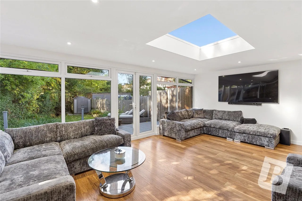 Slewins Lane, Hornchurch, RM11, photo 3
