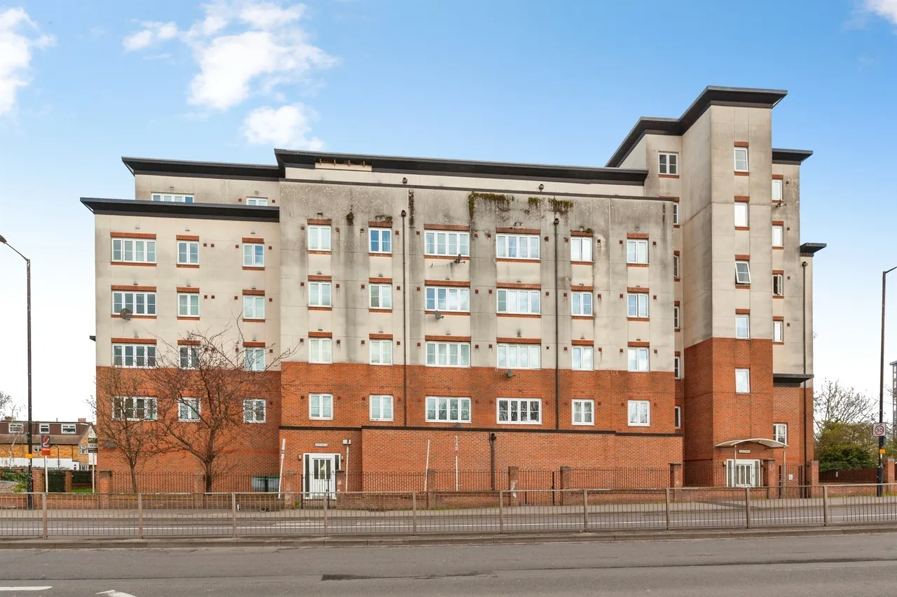2 bed flat for sale — Bath Road, Slough