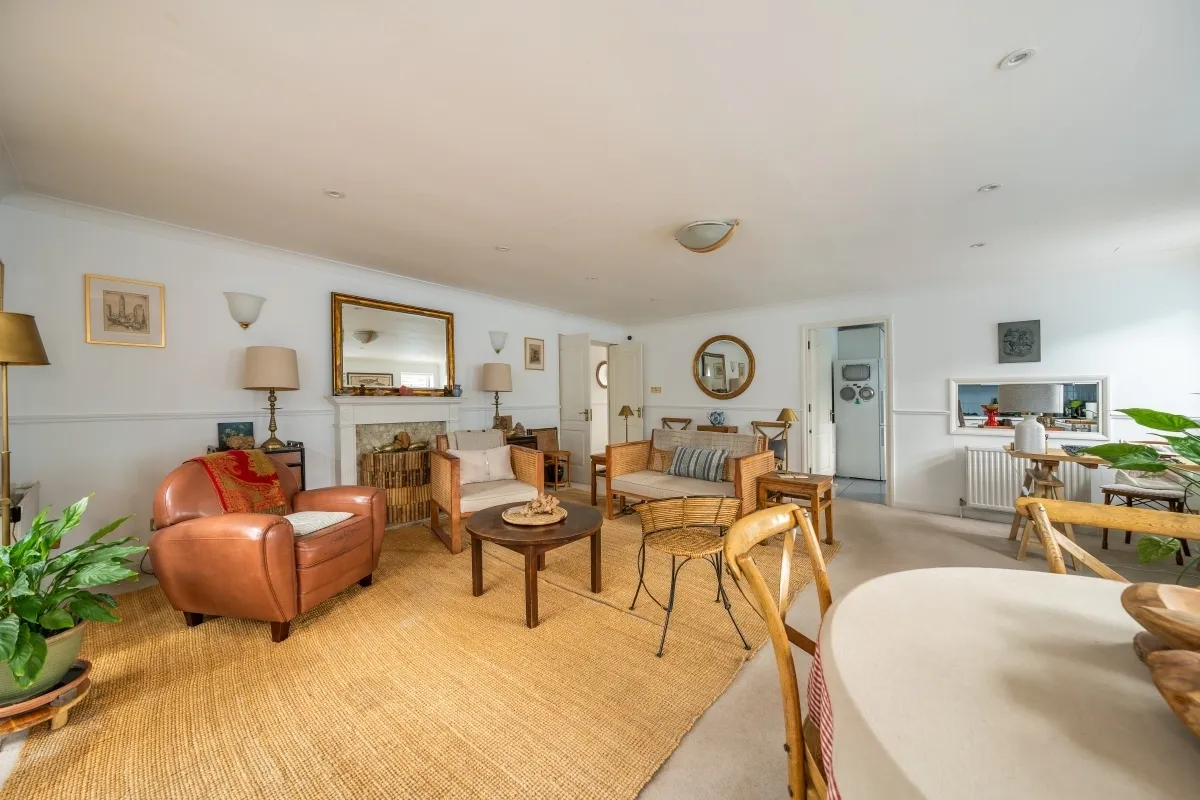 3 bed flat to rent — Windmill Road, SW19