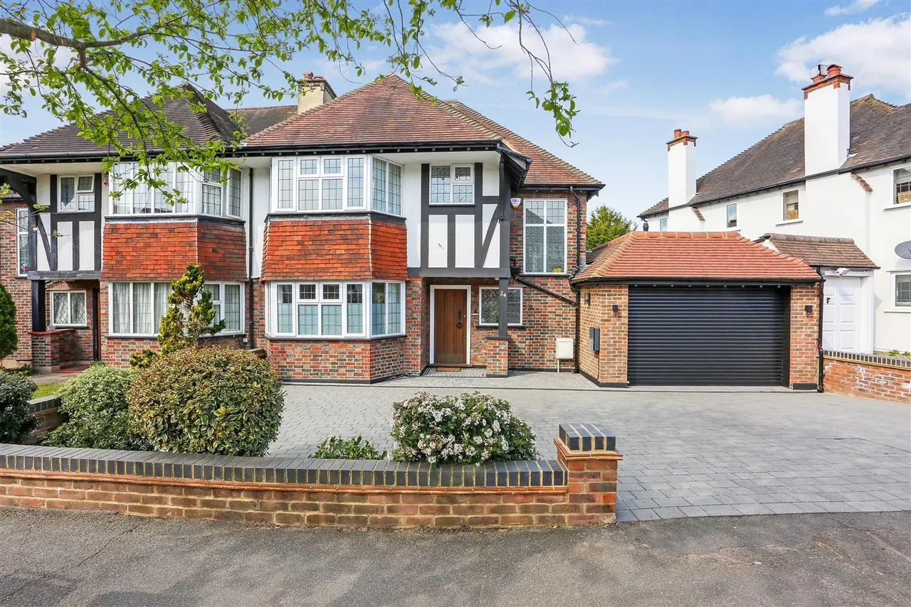 3 bed house for sale, Anne Boleyn's Walk, Cheam, SM3