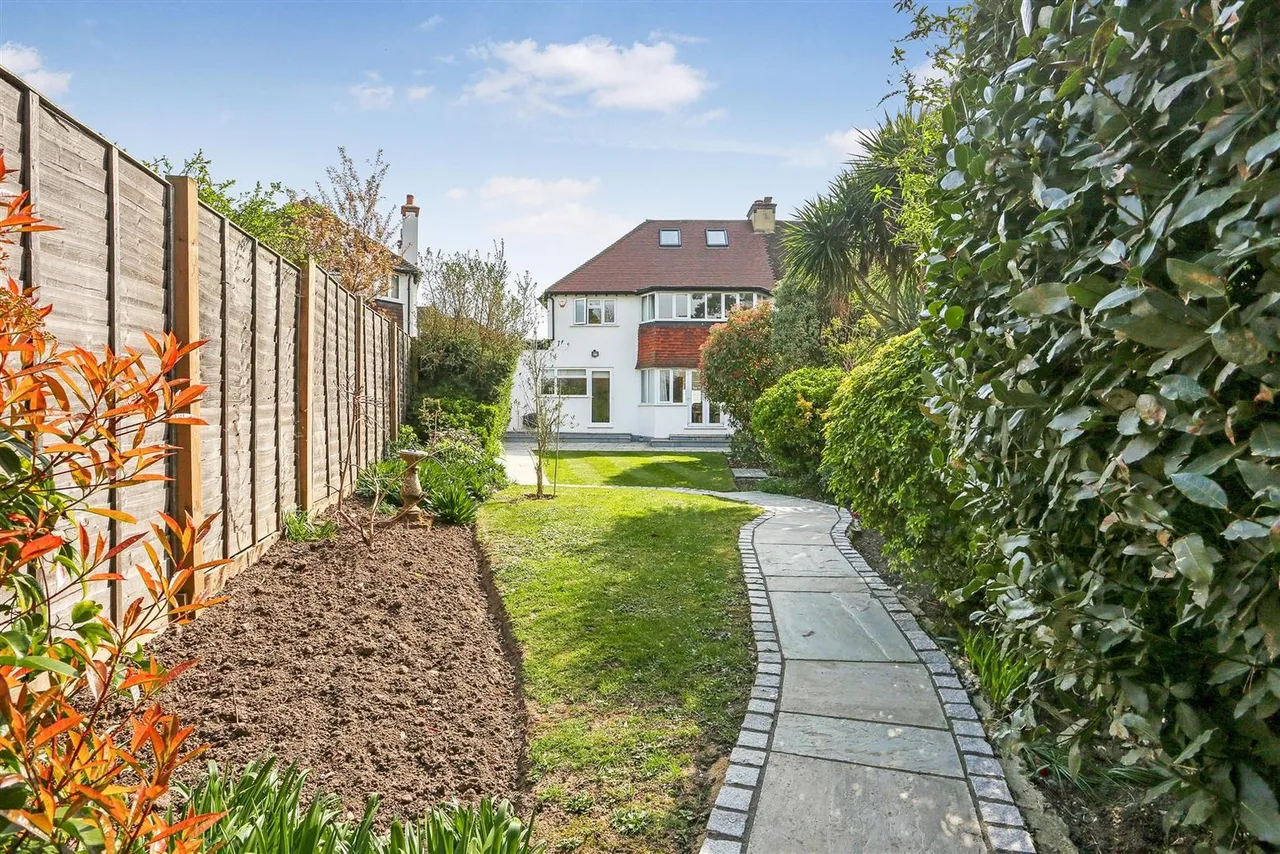 Anne Boleyn's Walk, Cheam, SM3, photo 6