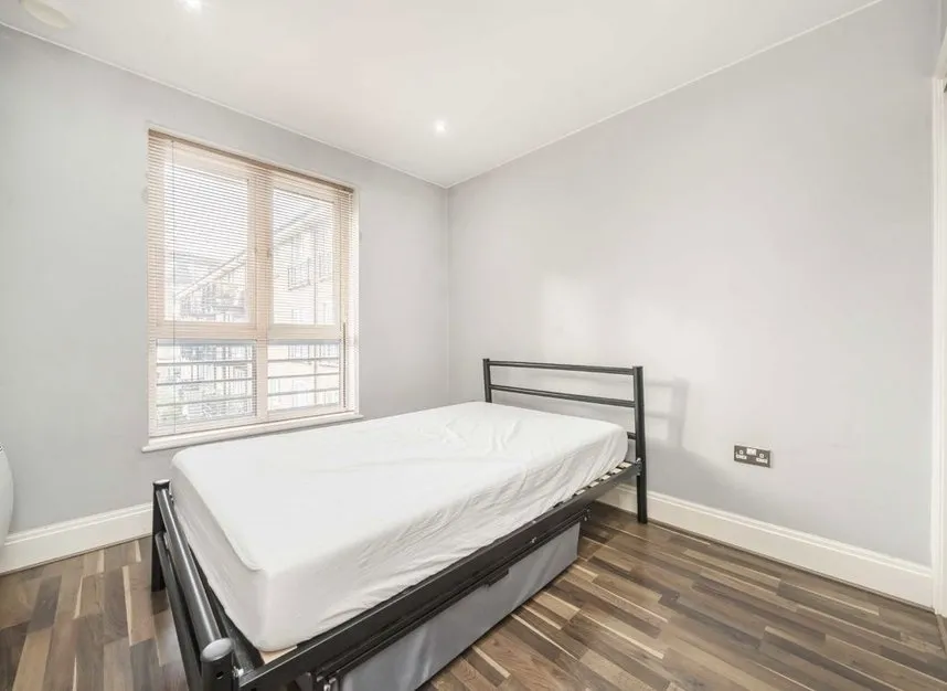 High Street, Brentford, TW8, photo 5