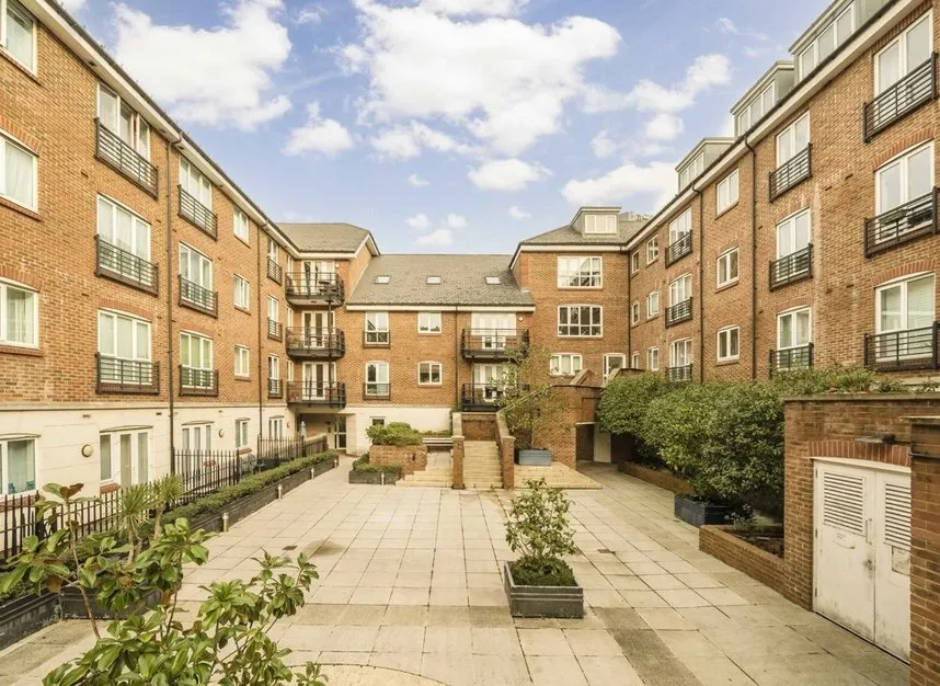 3 bed flat for sale — High Street, Brentford, TW8