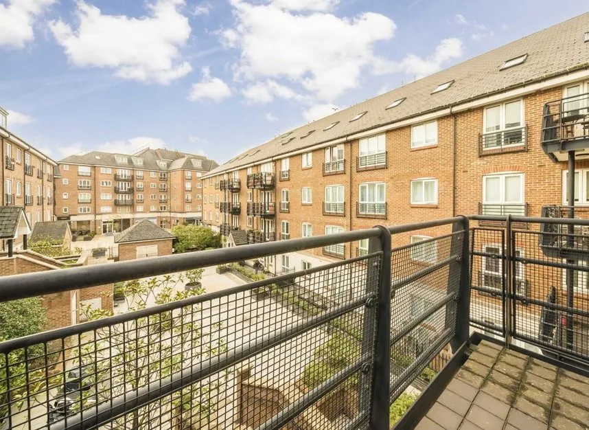 High Street, Brentford, TW8, photo 8