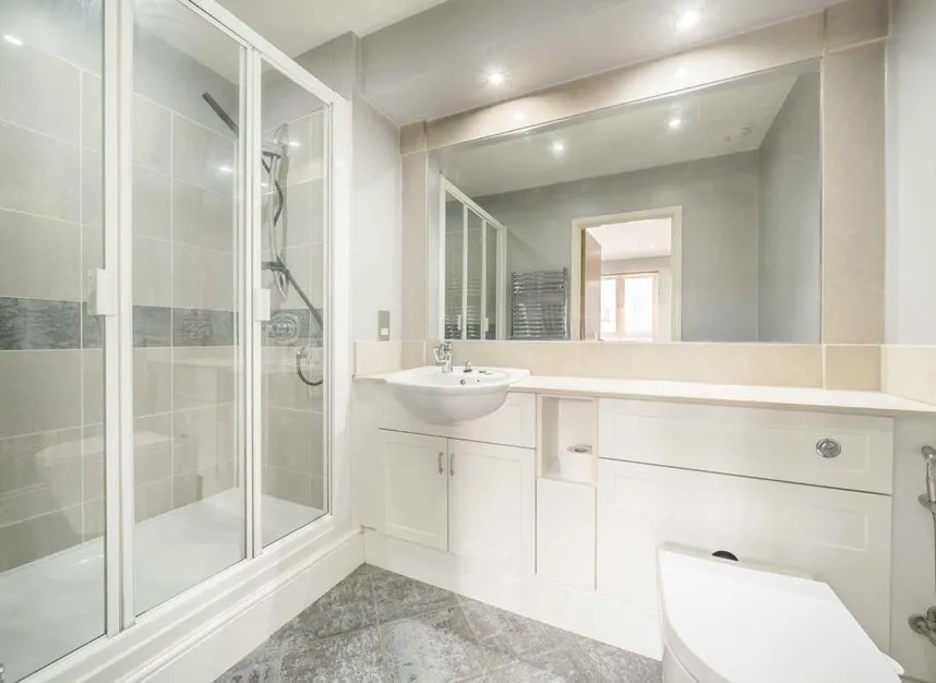 High Street, Brentford, TW8, photo 9